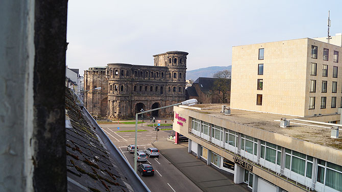 Der Ausblick aus dem Fenster direkt auf die Porta Nigra ist top.