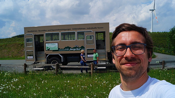 Ich vor dem Bergebus, irgendwo im Sauerland.