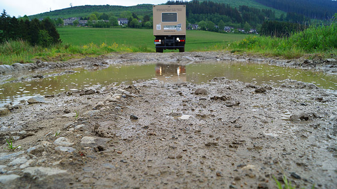 Der Bergebus macht auch vor Schlamm nicht Halt.