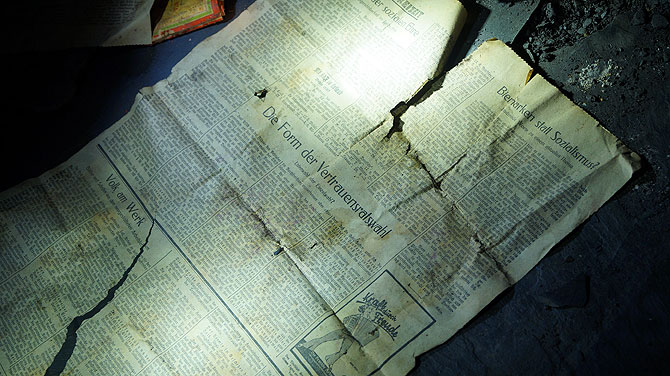 Alte Zeitung mit frischem Gilb