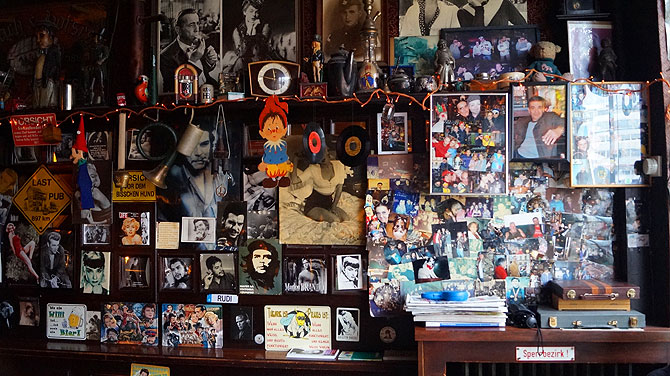 Schallplatten hängen an der Wand.