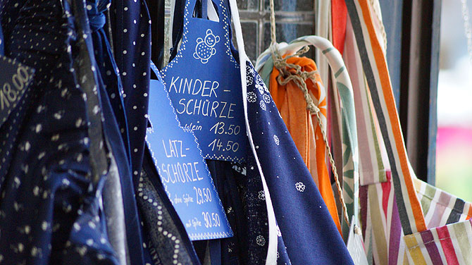 Die blauen Klassiker: Schürzen, Tischdecken und Loops