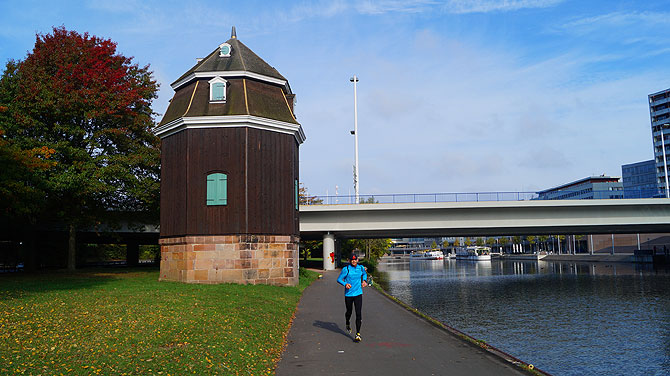 Ehemaliger Hafenkran direkt an der Saar