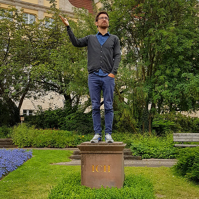 Ich auf dem Ich-Denkmal