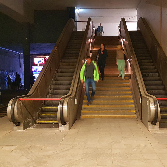 Rolltreppen im stillgelegten Bahnhof