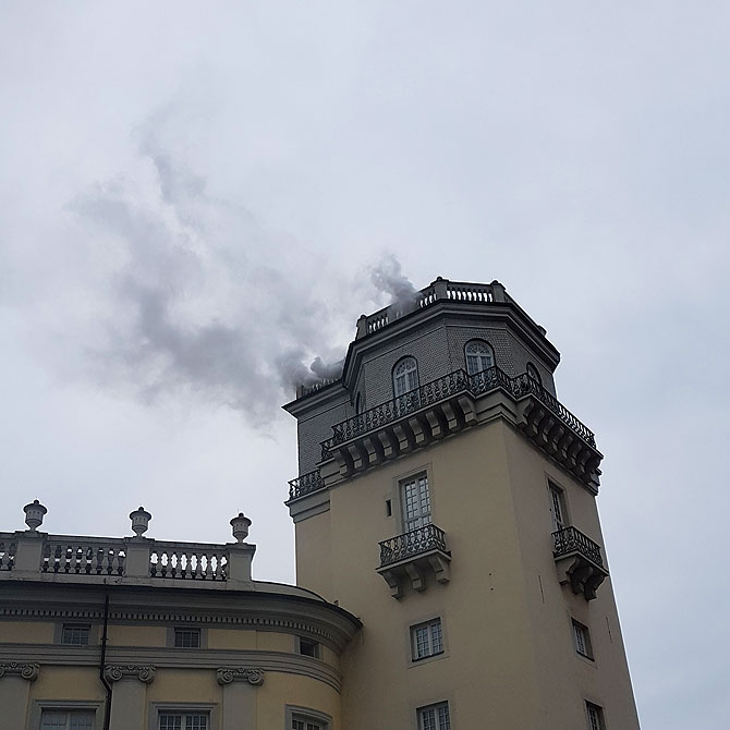 Der rauchende Zwehrenturm in Kassel zur documenta