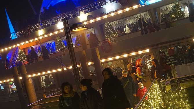 Das Weihnachtsmarkt Schiff mit der Ice Bar