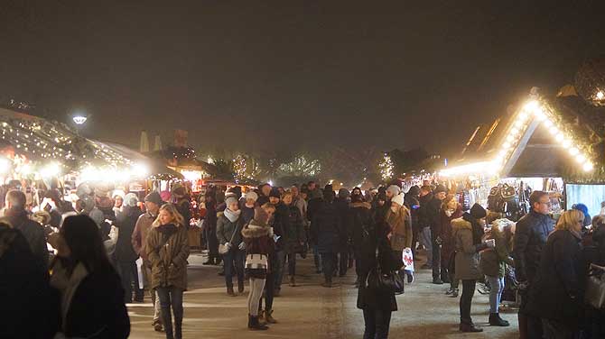 Weihnachtsmarkt-Stände am Hafen