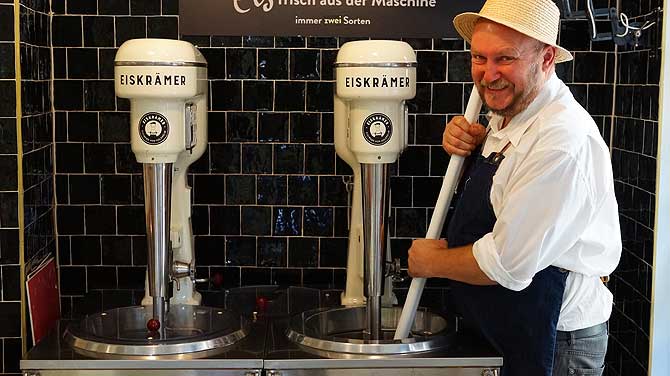 Mario ist Eismacher bei Goldhelm Eis