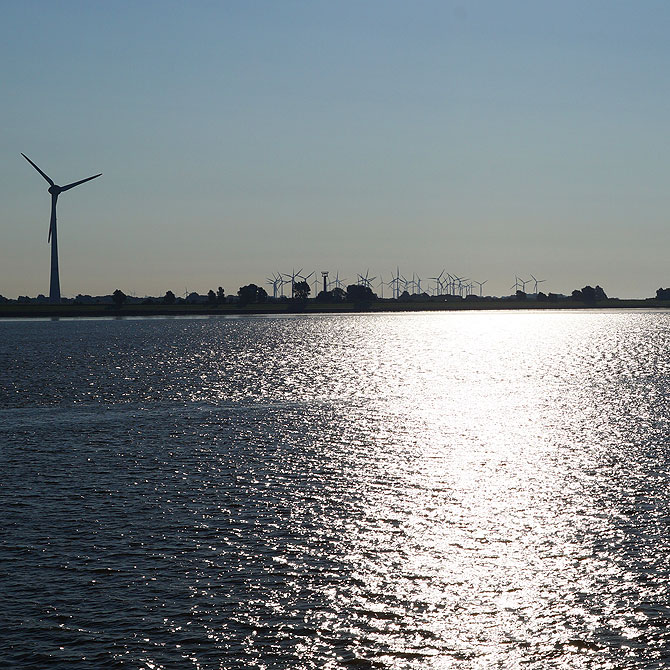 Immer im Blick: Windräder und Kraftwerke