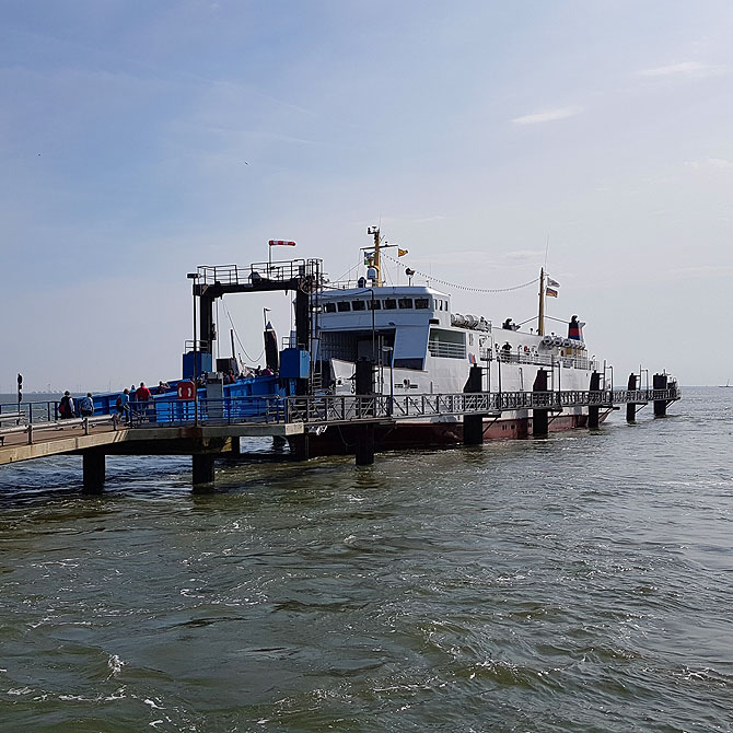 So sieht eine Fähre von Emden nach Borkum aus