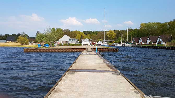 Steg mit Blick auf die Alte Fischräucherei Usedom