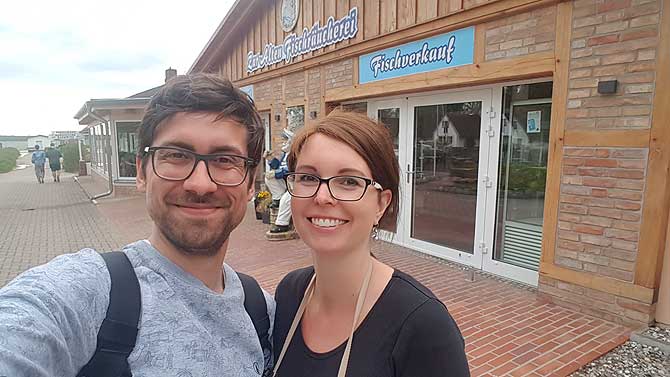 Ich und Christin vor der Alten Fischräucherei auf Usedom