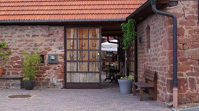 Eingang mit Holztür