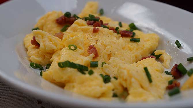 Rührei mit Schnittlauch und Speck