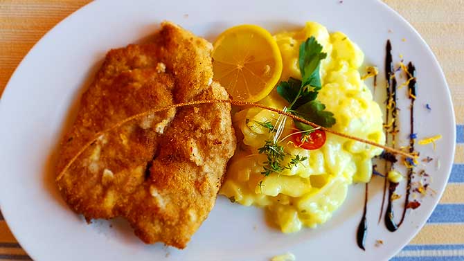 Schnitzel und Kartoffelsalat