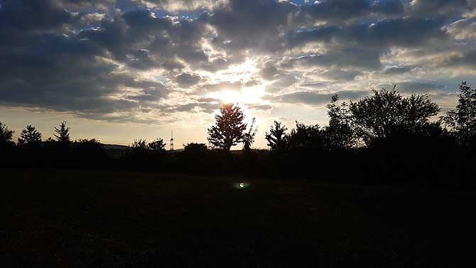 Befreiendes Gefühl, in den Sonnenuntergang zu laufen