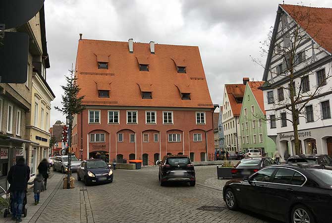 Rossmarkt mit viel Verkehr