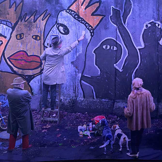 Senior streicht die Berliner Mauer