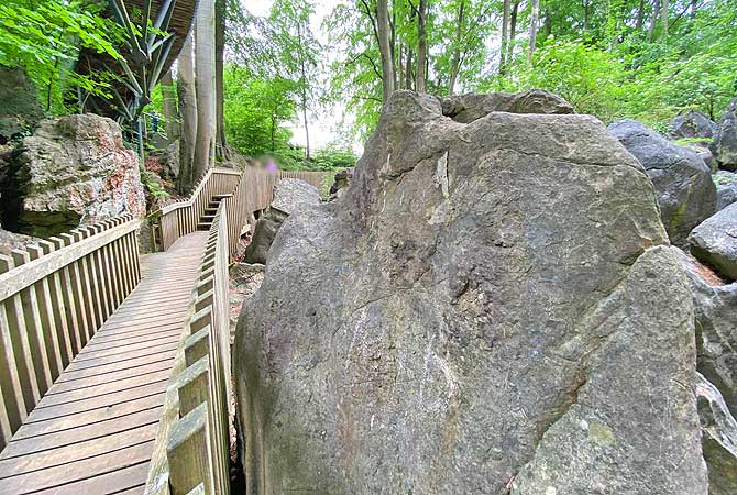 Wandern auf dem Weg im Hemer Felsenmeer