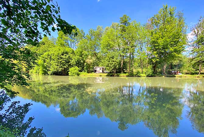 Wandern im Kreuzbachtal führt auch am See vorbei