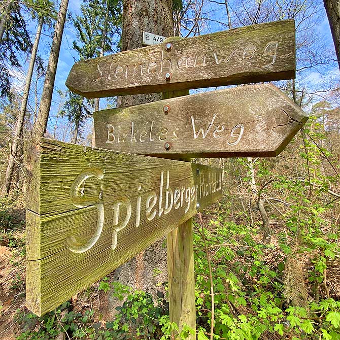 Wegweiser Steinehauweg Birkelesweg und Spielberger Richtstatt