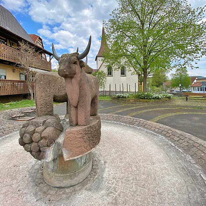 Ochsenbach Brunnen vor der Kirche