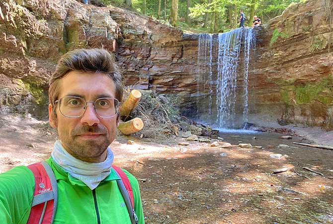 Dein Deutschland Reiseblog vor einem Wasserfall in der Hörschbachschlucht