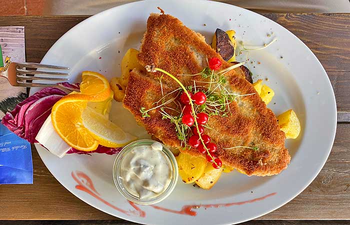 Fisch und Bratkartoffeln im Cafe Ostland