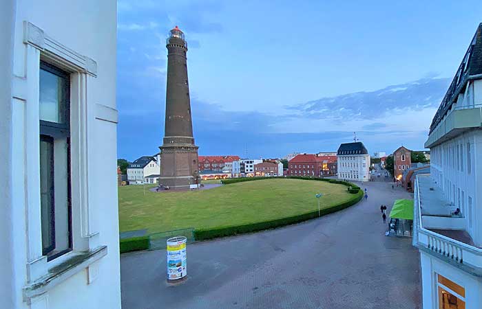 Ausblick vom Seehotel Upstalsboom auf den Borkumer Leuchtturm