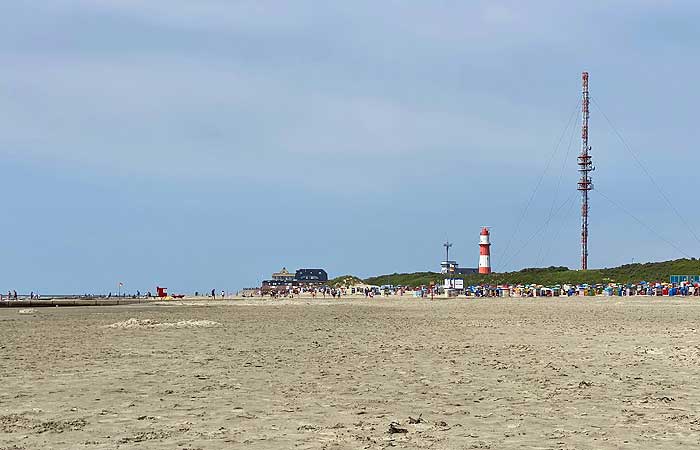 Rot-weißer Leuchtturm von Borkum mit Südstrand