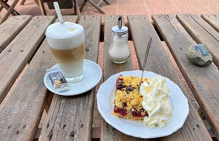 Strandcafe Seeblick Kuchen und Latte