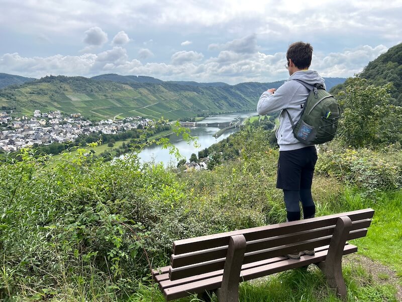 Ich auf dem Moselweinbahn-Wanderweg mit Blick auf die Mosel